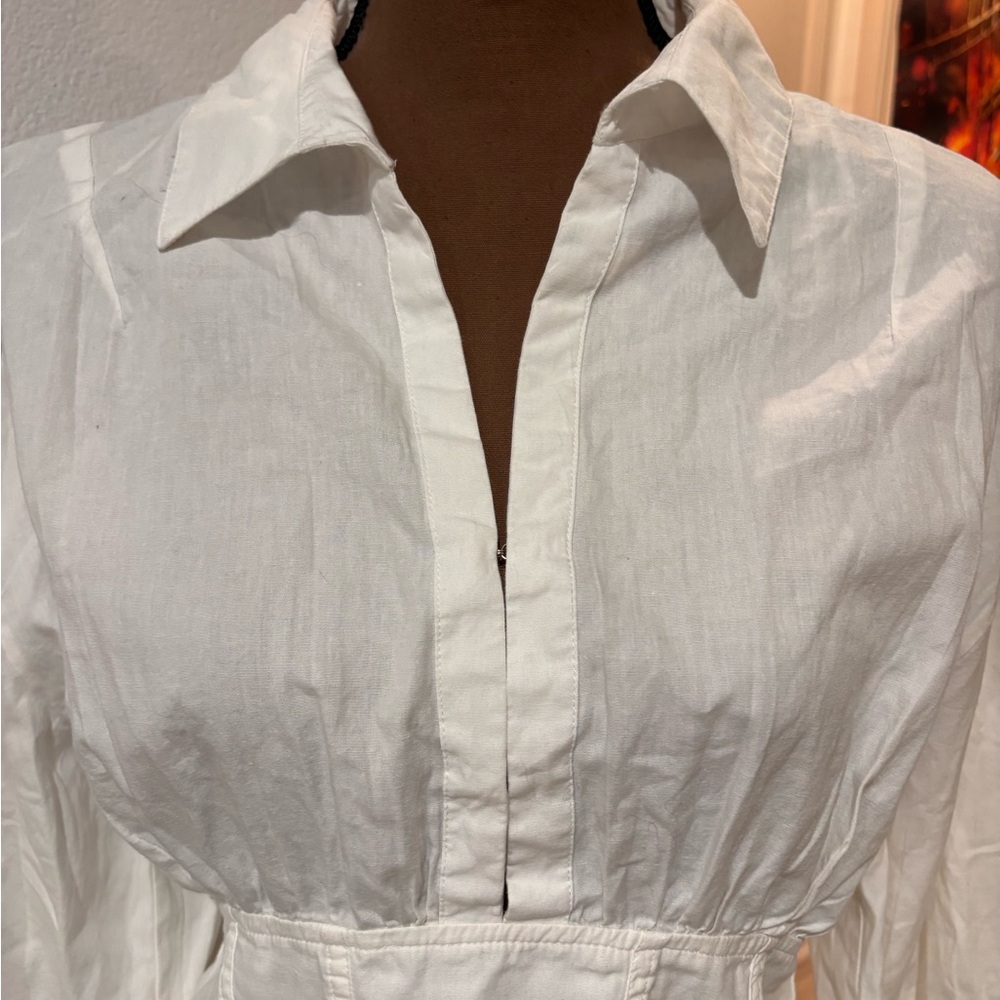 Sam Edelman White Collared Blouse w front metal clasps + tight flexible waist.